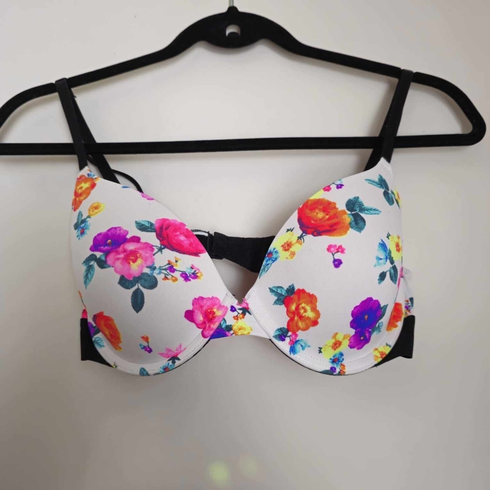 Wear everywhere t-shirt lightly lined size 34C Victoria PINK bra .